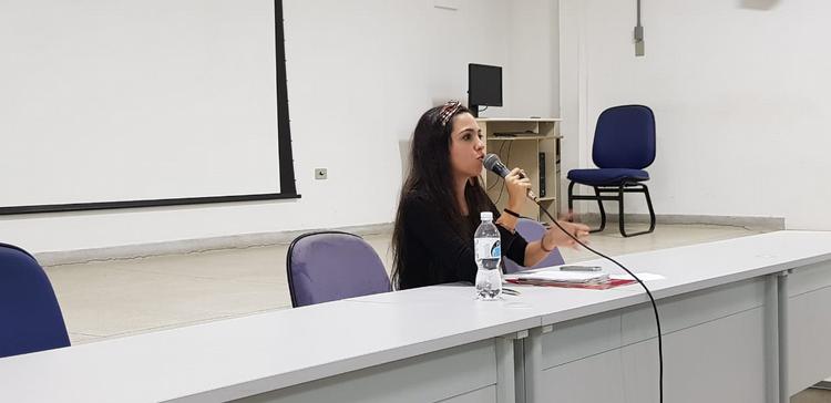 Professora Juliana Jodas durante a sua palestra