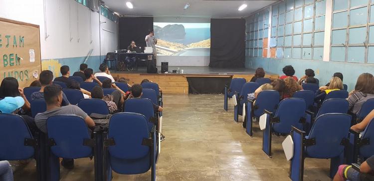 Apresentações que foram realizadas vistas dos fundos do auditório da Escola Deolindo