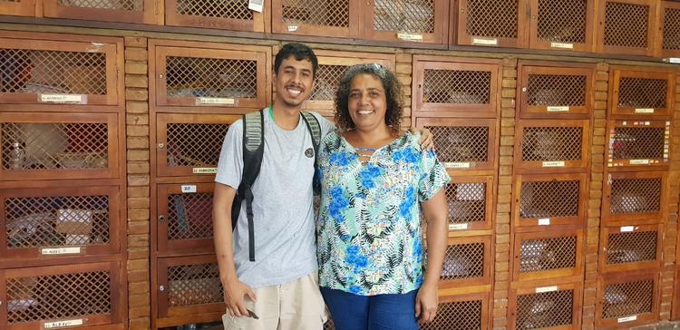 Kaue com a professora Sandra na sala dos professores da Escola Deolindo