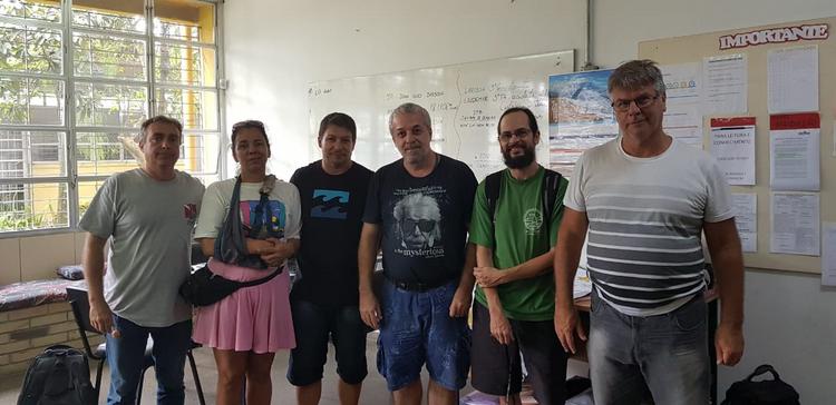 Professor Ricardo com docentes na sala dos professores da Escola Deolindo