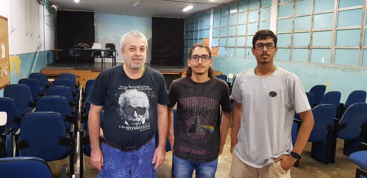 Professor Ricardo junto com seus orientados Yeté e Kauê