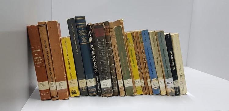 Livros em idiomas estrangeiros escritos por cientistas importantes historicamente