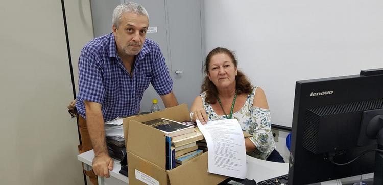 Ricardo Plaza e Maria José junto a alguns dos livros doados para a biblioteca do IFSP-Caraguatatuba