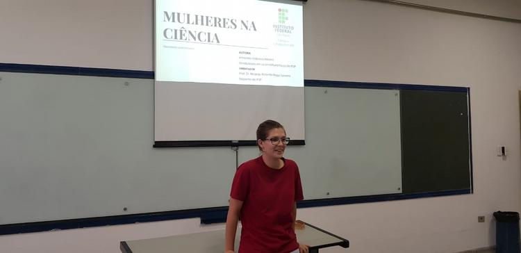 Amanda em sua apresentação sobre as mulheres na ciência