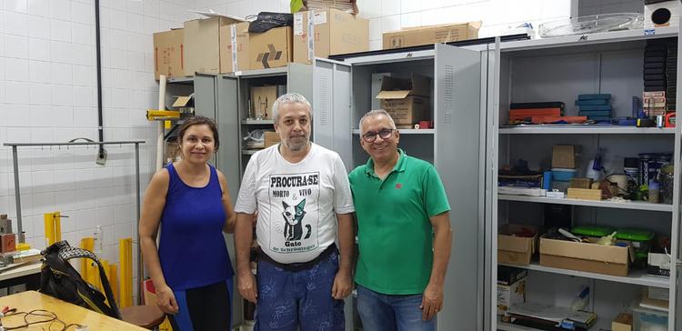 Professores Adriana, Ricardo e José Bernardo no laboratório de física do IFSP