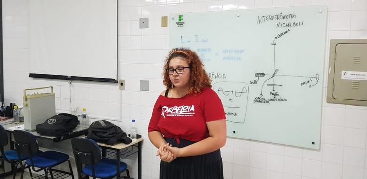 Larissa explica aos alunos o que é um interferômetro