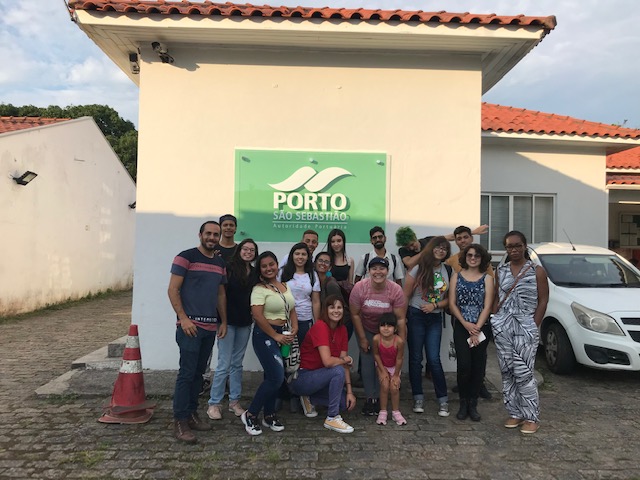 Alunos na área externa do porto