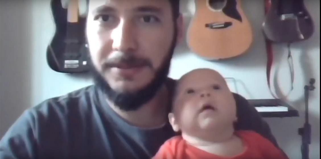 Foto: Professor Alex Lino, com sua filha, Sofia, nos momentos finais de seu seminário