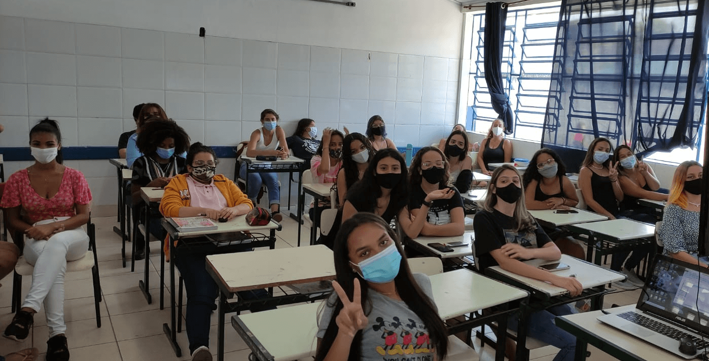 Imagem 1 - alunas do Ensino médio da escola Alcides que participaram da palestra