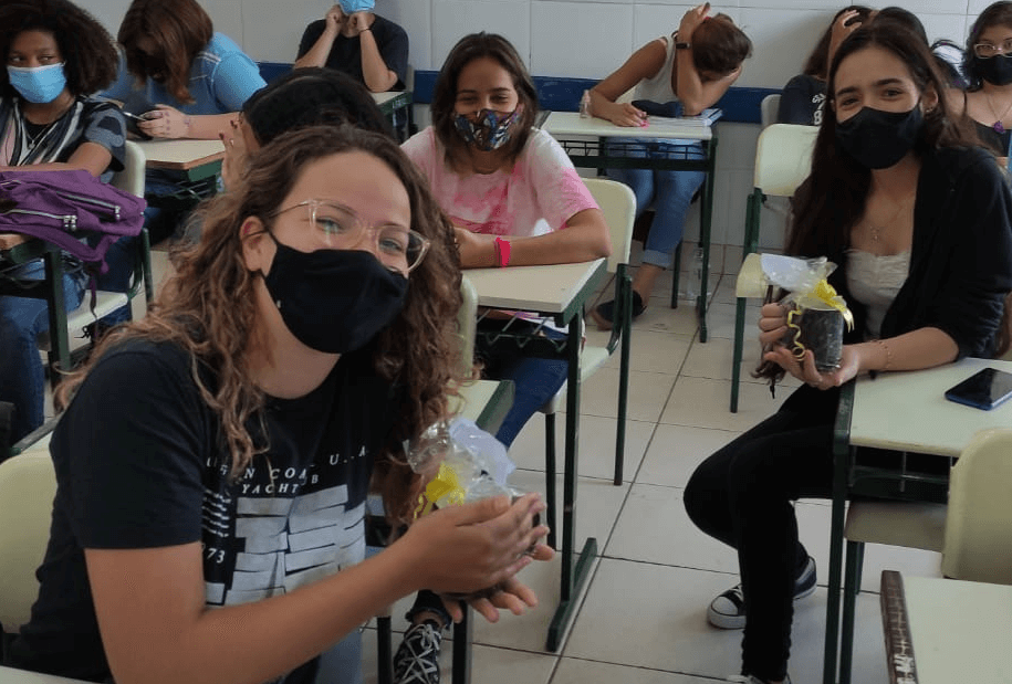 Imagem 2 - Alunas Keyza e Ana Luisa, ganhadoras das canecas mágicas do projeto