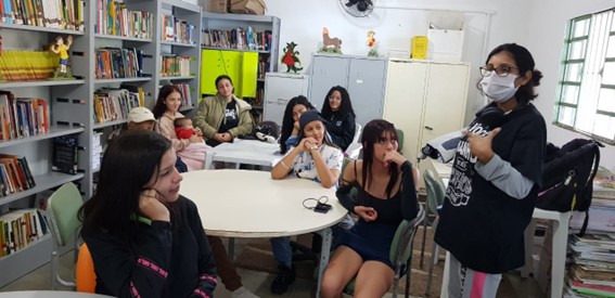 Imagem 4 – Alunas da Escola Áurea assistem à apresentação de Evelyn