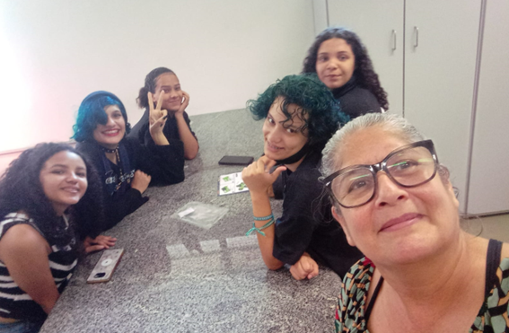 Imagem 17 – Jeane com alunas da Escola Benedita Ferreira Pinto