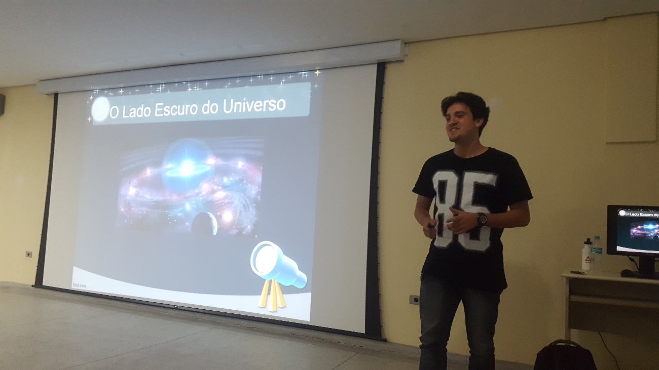 Diego em sua apresentação “O lado escuro do universo”