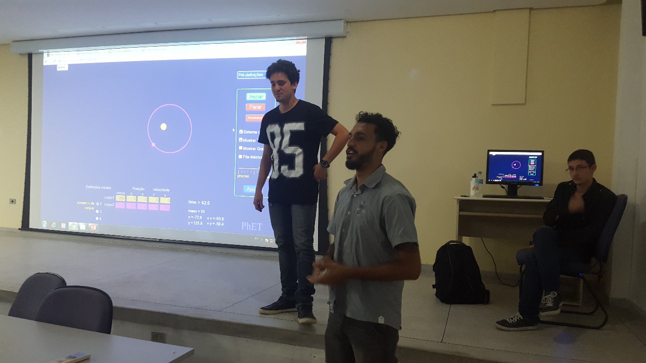 Kauã explica aos presentes as formas de detecção de exoplanetas