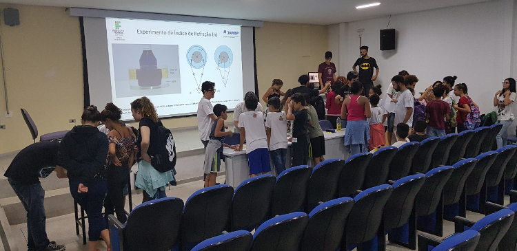 Alunos participam de oficina com experimentos de física em 27 de setembro