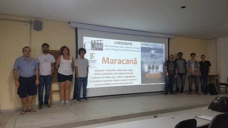 Professor Ricardo Plaza com bolsistas que organizaram o cinedebate sobre Maracanã