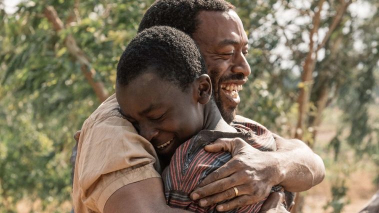 Cena do filme O menino que descobriu o vento