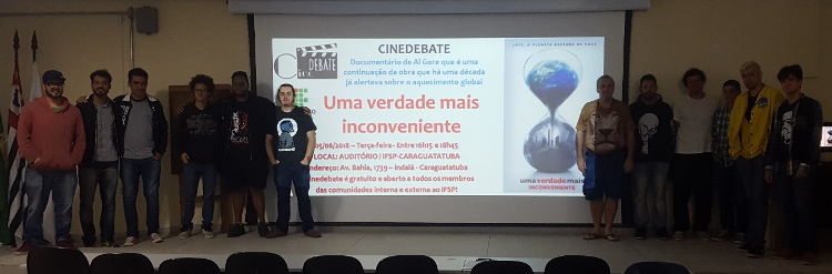 Professor Ricardo Plaza com bolsistas que organizaram o cinedebate sobre Uma verdade mais inconveniente