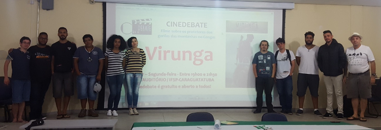 Professor Ricardo com bolsistas que prepararam o cinedebate sobre o documentário Virunga