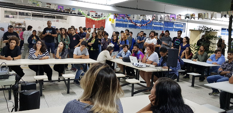 Alunos do período noturno assistem os vídeos exibidos