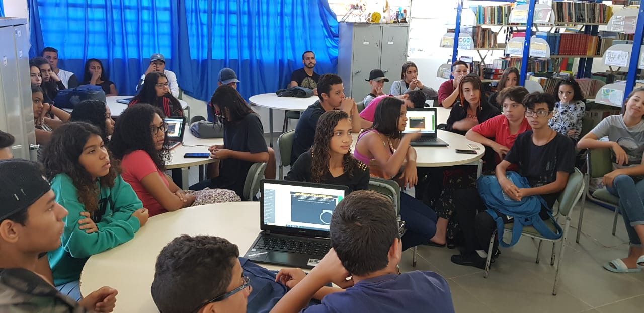 Alunos da Escola Benedito Carlota durante as oficinas