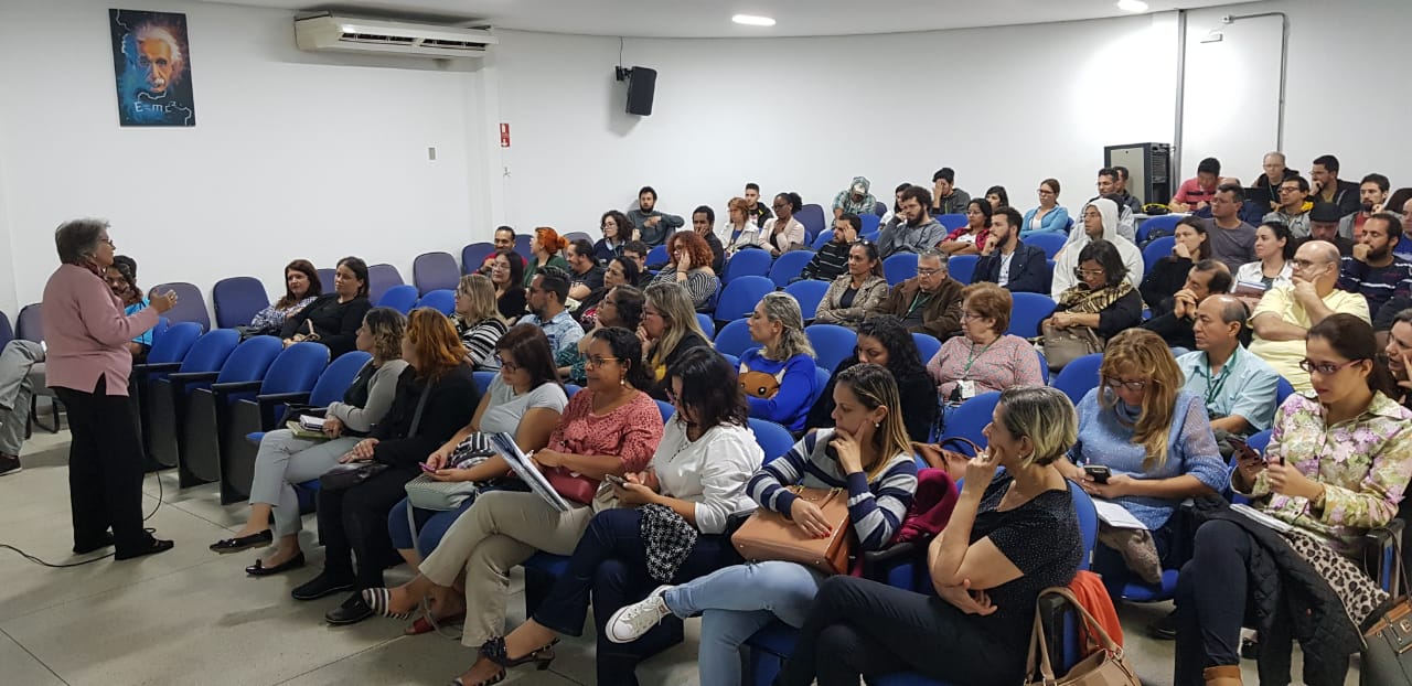 Professora Lisete Arelaro durante sua apresentação