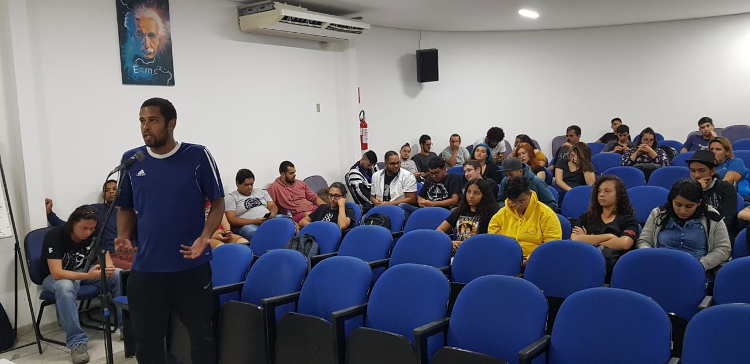 Foto Estudante de física Lyanderson faz uma pergunta para a física Gabriela Bailas