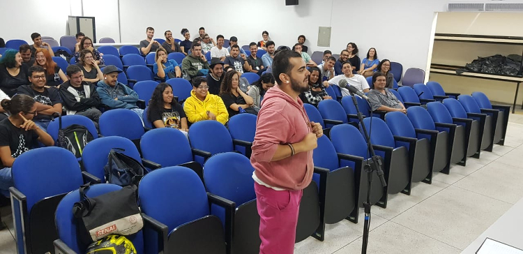 Foto Estudante de física Nicolas faz uma pergunta para a física Gabriela Bailas