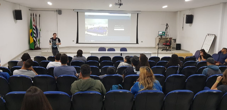 Foto Rafael Brock agradece aqueles que contribuíram para a festa de recepção aos calouros