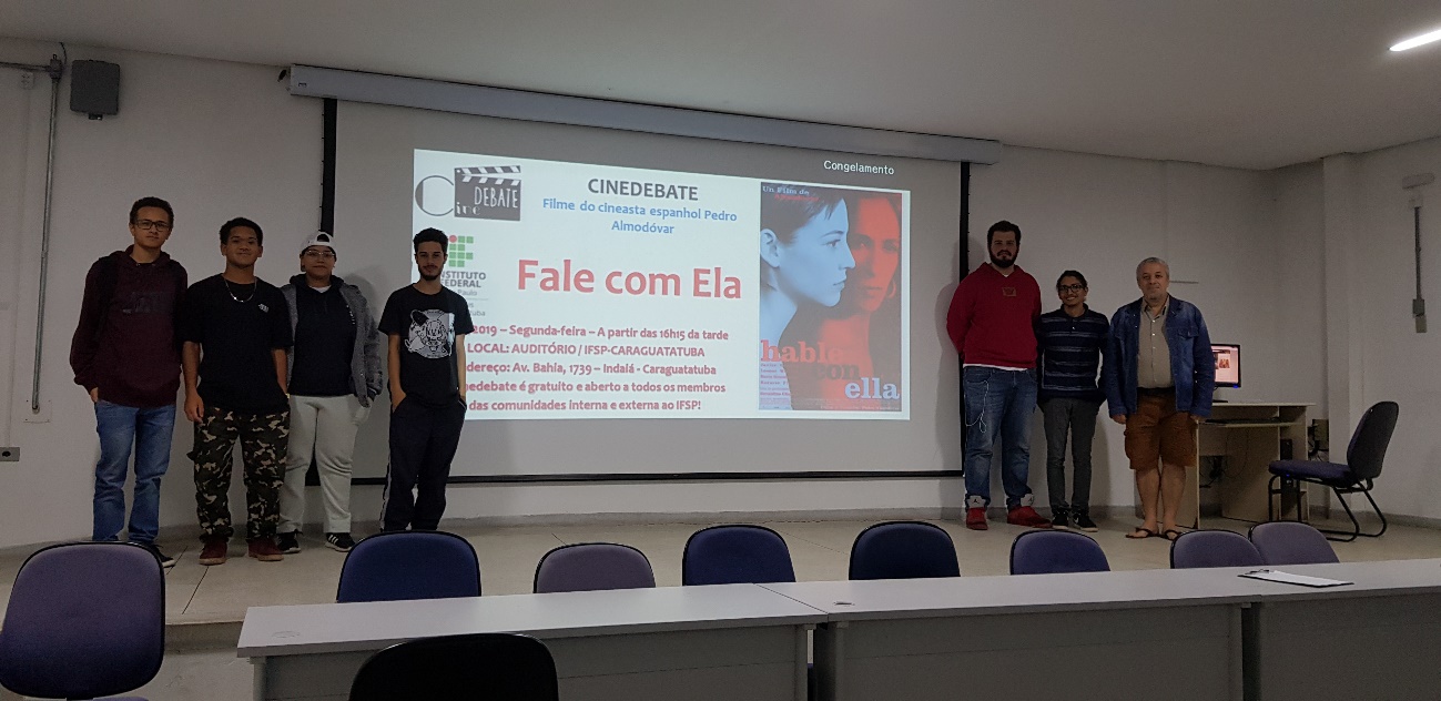 Alunos que ajudaram a organizar o cinedebate sobre Fale com Ela, juntamente com o professor Ricardo Plaza