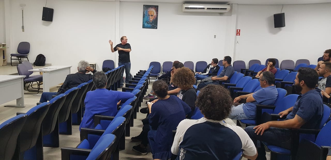 Professor Nelson debate o documentário após a sua exibição