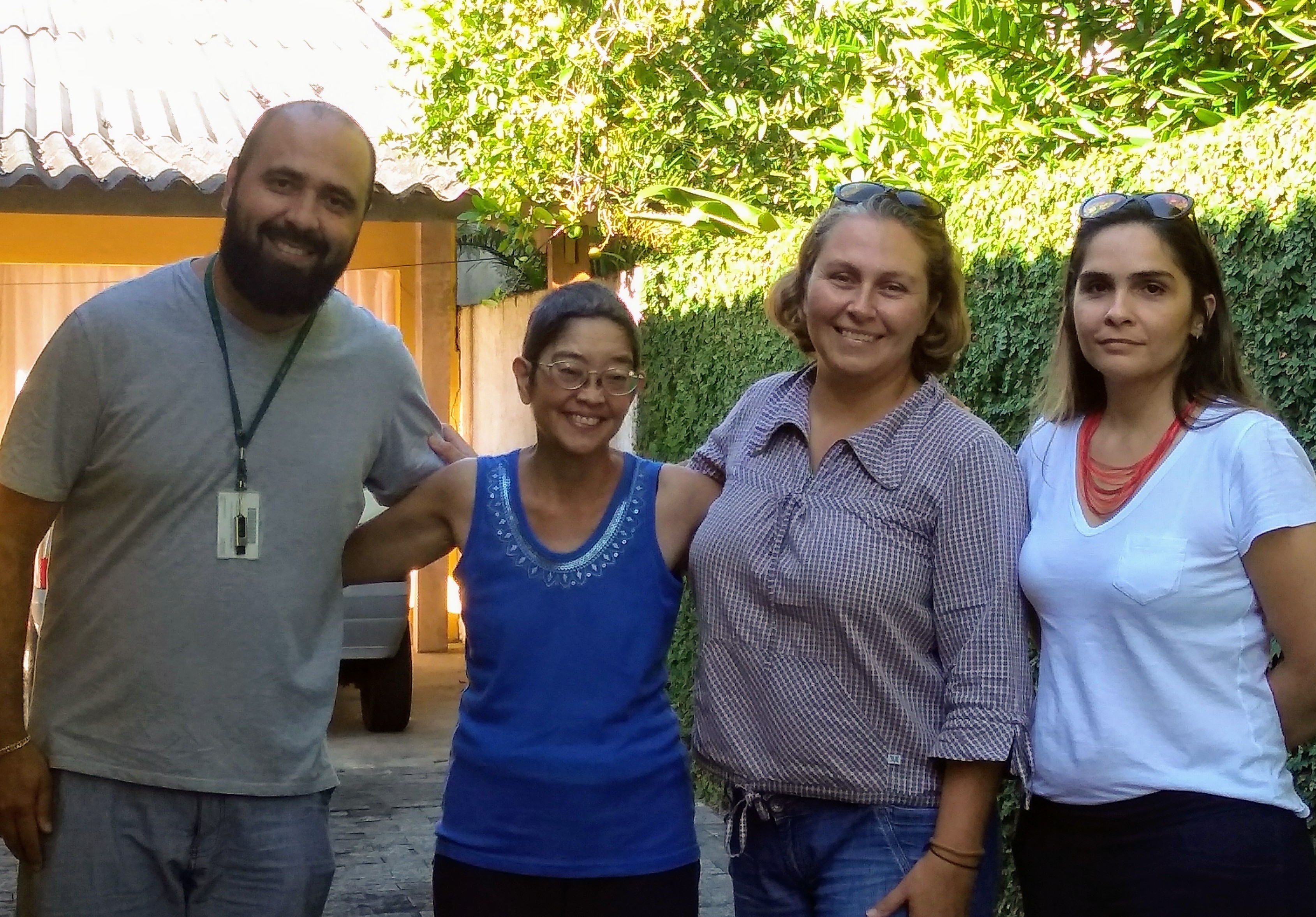 Prof. Emerson, Engª Denise, Profª. Vassiliki e Téc. Júlia durante a doação do acervo