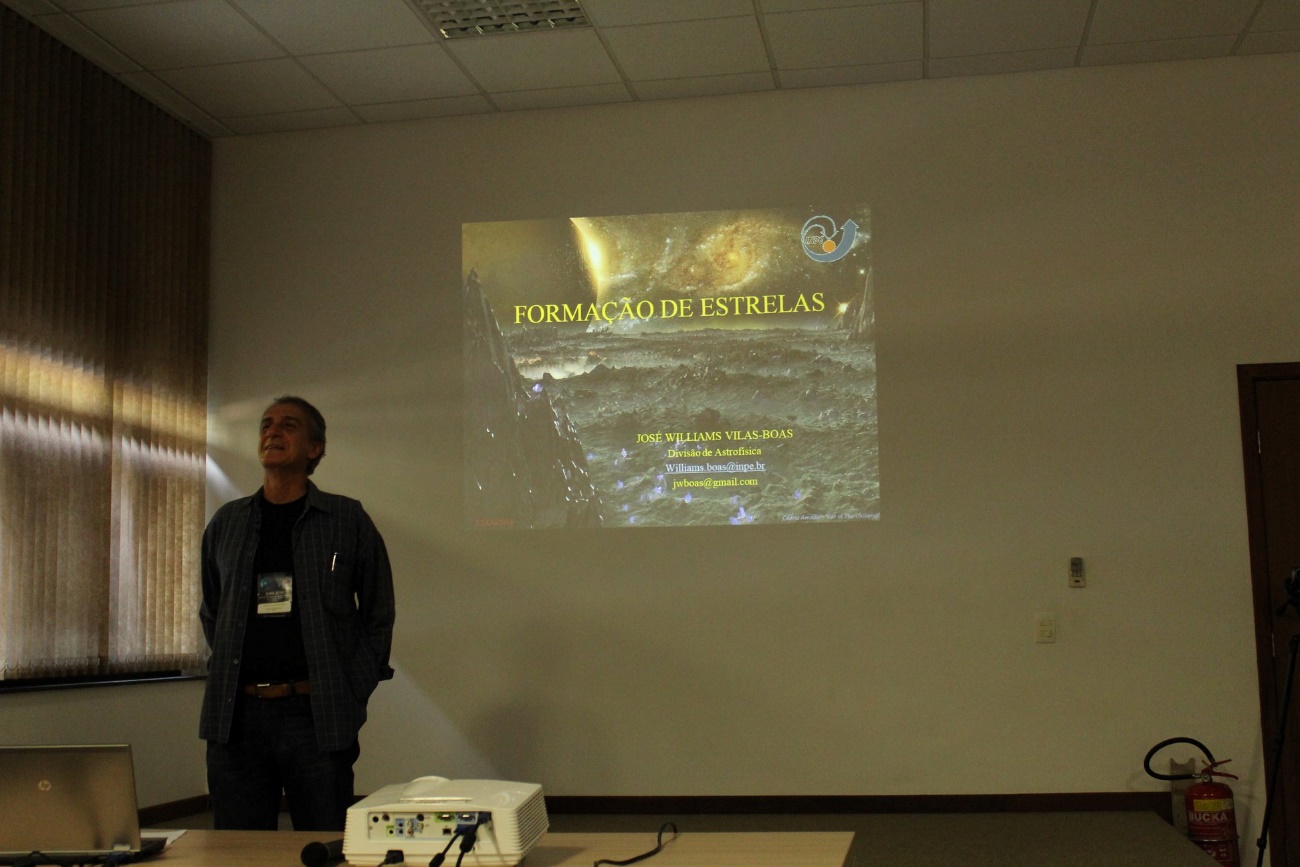 Prof. Dr. José Williams dos Santos Vilas Boas em sua palestra sobre a Formação de Estrelas