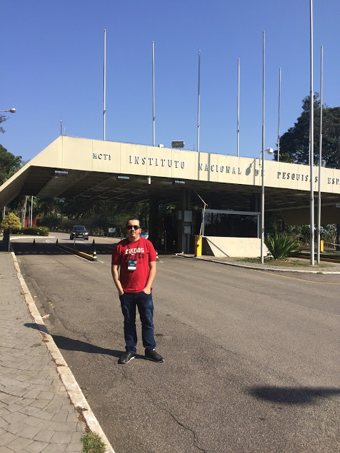 Rafael do Nascimento Sorensen na entrada do INPE