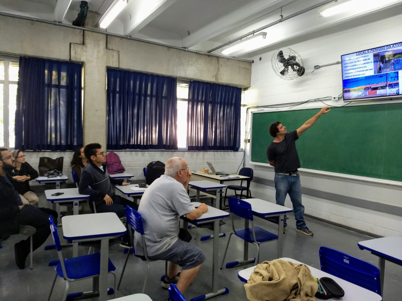 Diego na apresentação de seu trabalho acadêmico