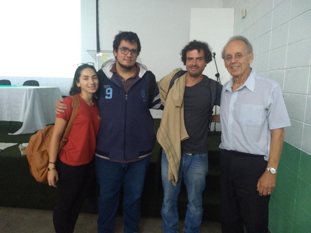 Alunos do IFSP Caraguatatuba e o palestrante Prof. Dr. Valdemar