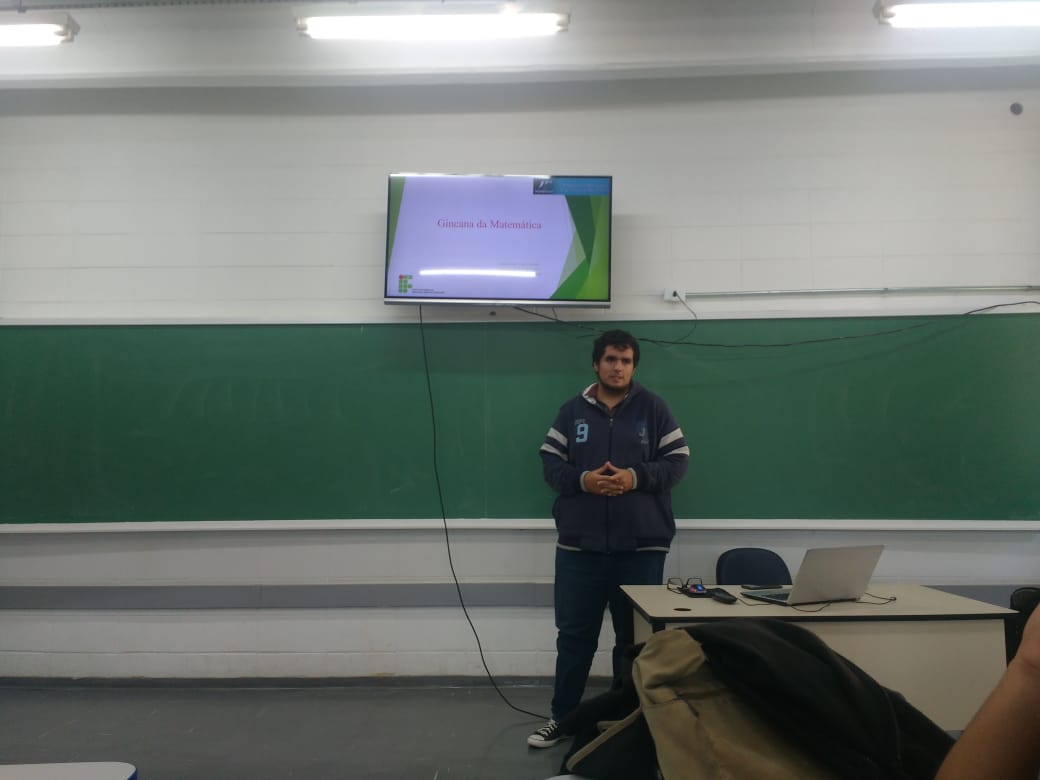 Guilherme na apresentação de seu trabalho acadêmico