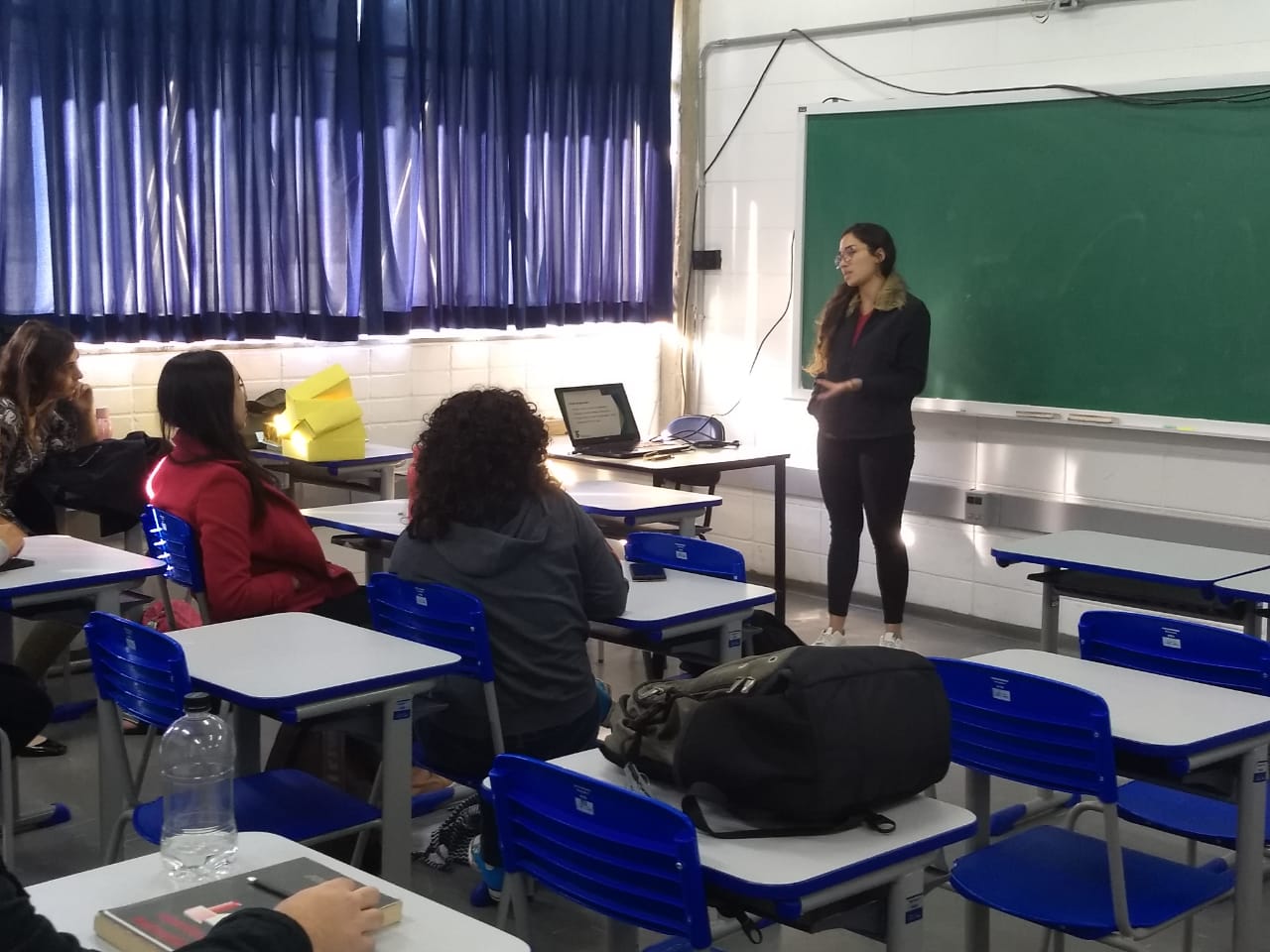 Luiza na apresentação de seu trabalho acadêmico
