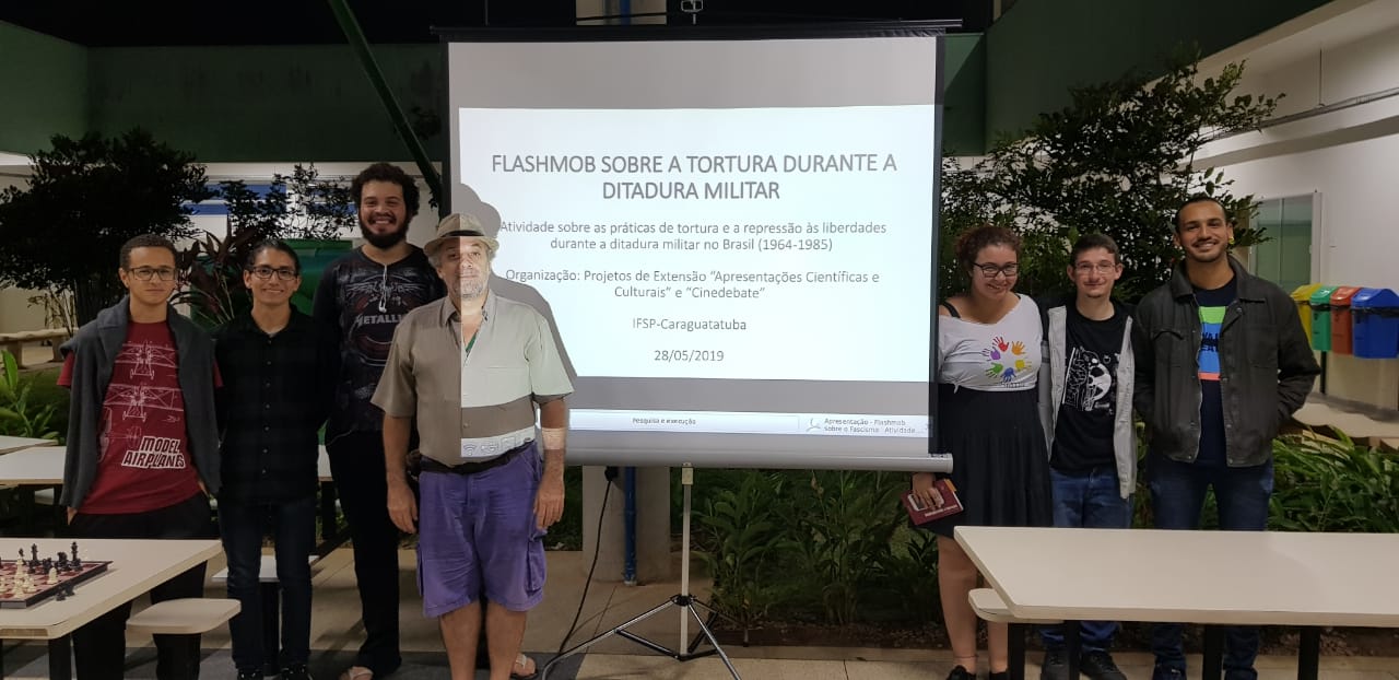 Professor Ricardo Plaza com estudantes que deram apoio para esta atividade