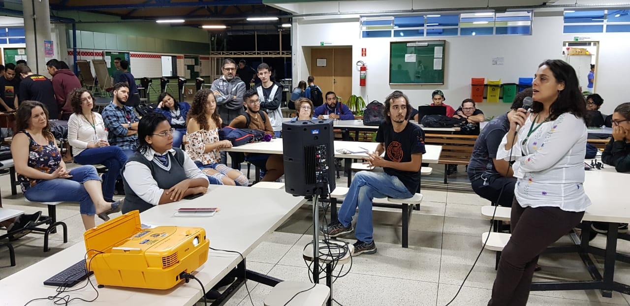 Professora Patrícia reflete sobre o período histórico da ditadura militar no Brasil