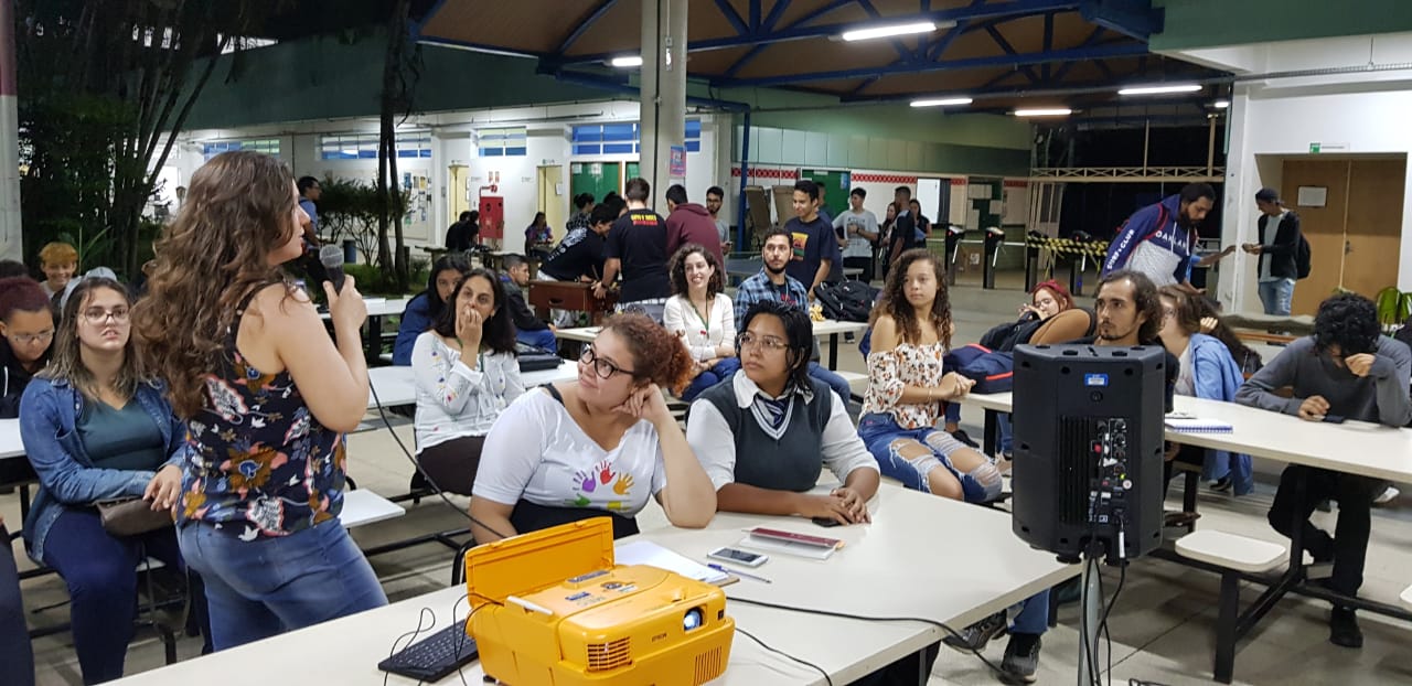 Professora Janice salienta a importância do tema abordado neste documentário