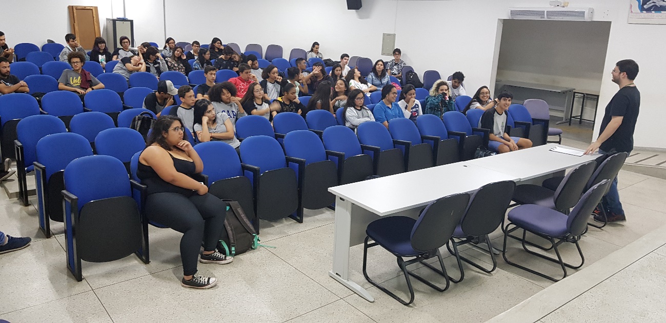 Professor Renato explica as regras do Festival aos presentes na primeira sessão