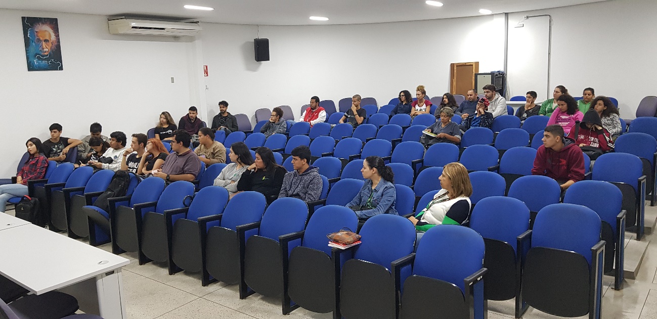 Público presente debate os curtas apresentados na quarta sessão