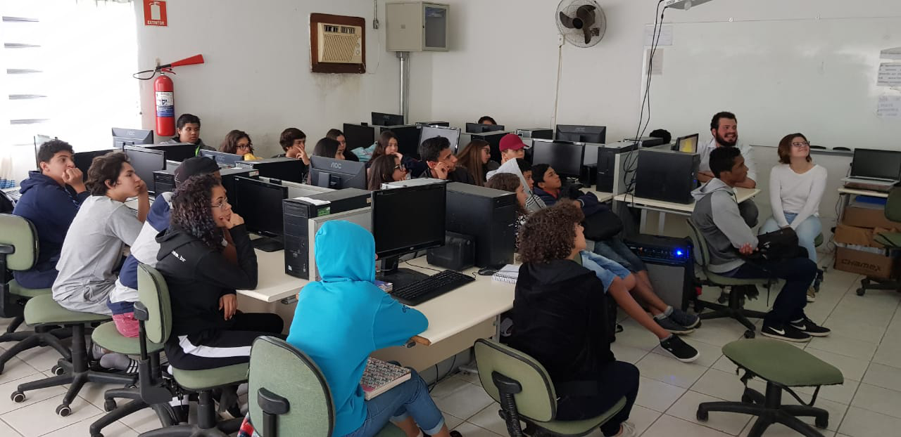 Foto: Alunos da Escola Maira Ester assistem as apresentações realizadas