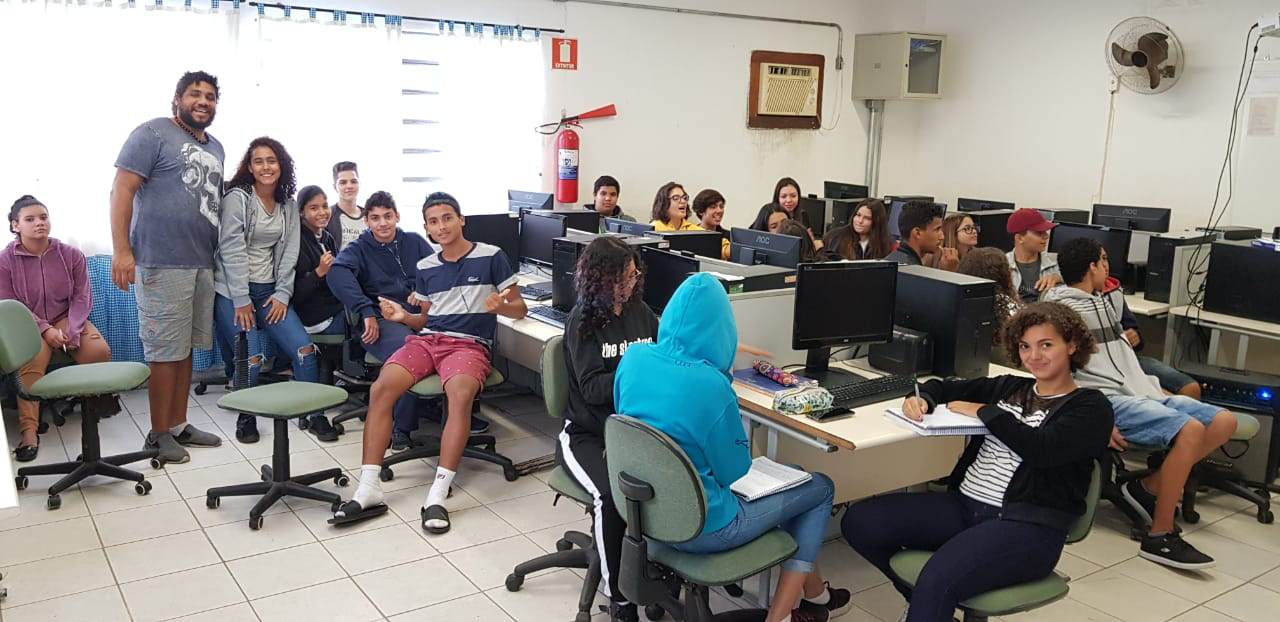 Foto: Professor Carlos Bruno com alunos da Escola Maria Ester que assistiram as apresentações