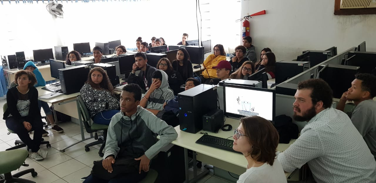 Foto: Alunos da Escola Maria Ester durante as apresentações