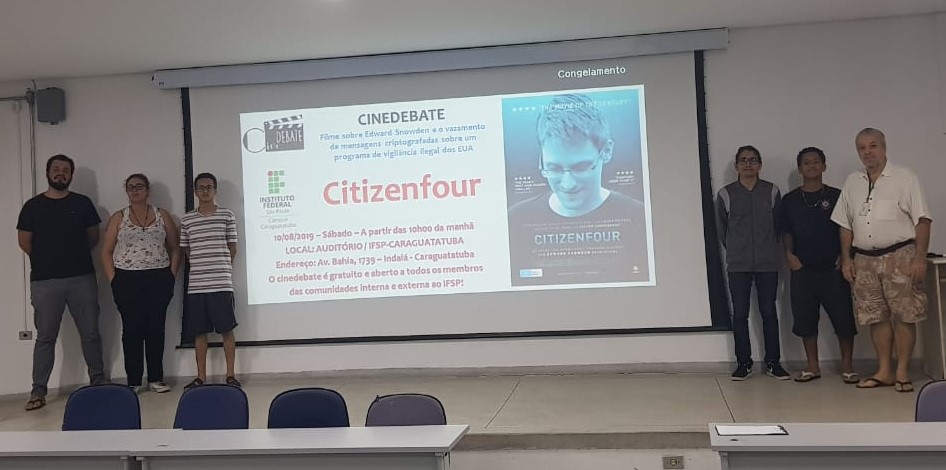 Estudantes que ajudaram na organização deste cinedebate juntamente com o professor Ricardo