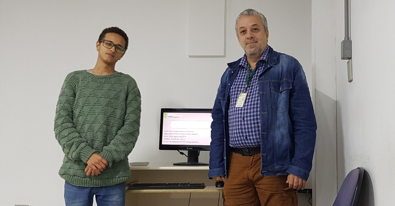 Ryan Montemor e professor Ricardo Plaza no auditório, antes do seminário