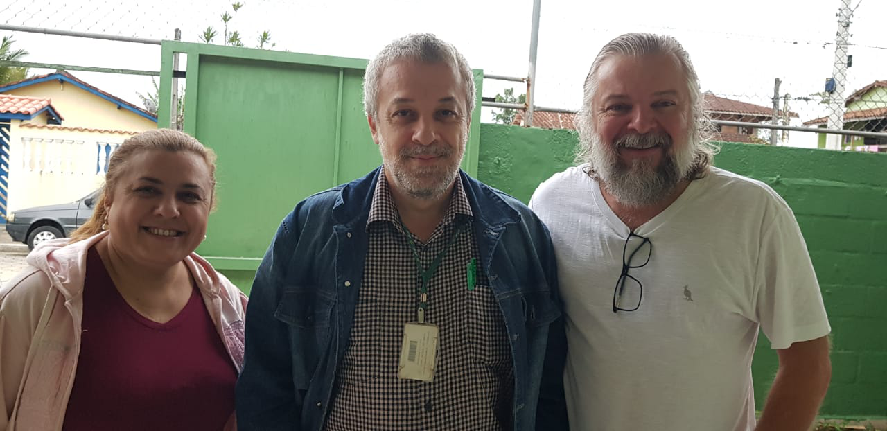 Foto: Professores Alessandra, Ricardo e Roberto na frente da Escola Maria Ester