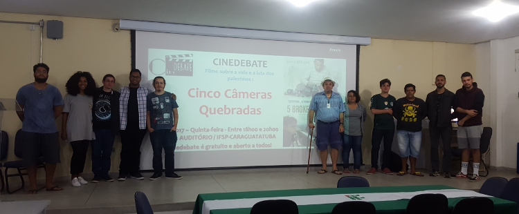 Professor Ricardo Plaza com estudantes que organizaram o cinedebate sobre o filme Cinco câmeras quebradas